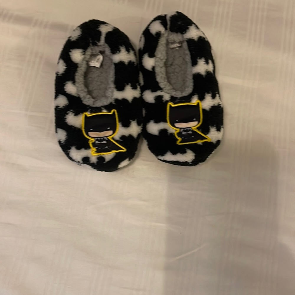 Batman booties seems more like xs- for a 2t toddler